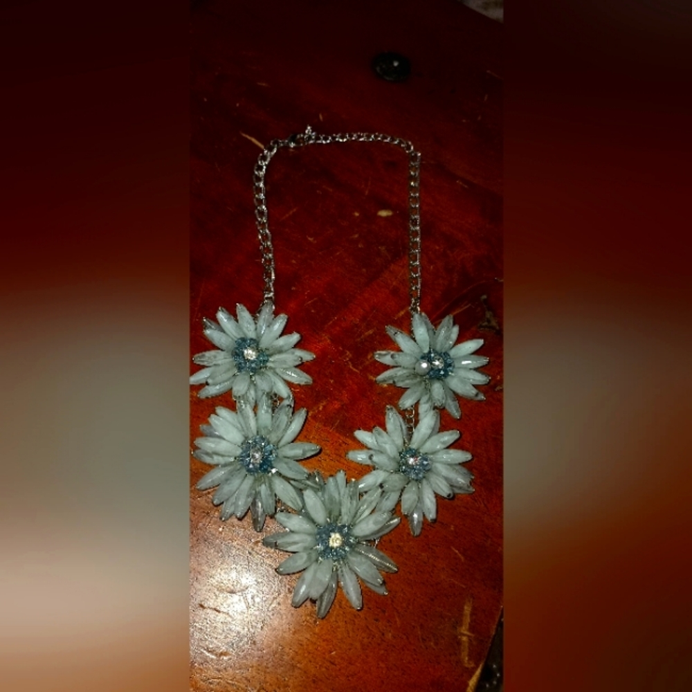 Flower necklace!! rhinestone center & pretty petals!!